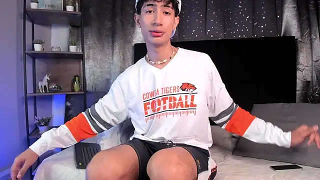 Snapshot of NovaaWheler chatting on November 12, 8:30 pm NovaaWheler online show from November 12, 8:30 pm