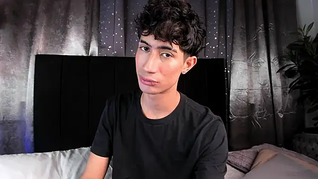 Snapshot of NovaaWheler chatting on November 13, 8:19 pm NovaaWheler online show from November 13, 8:19 pm