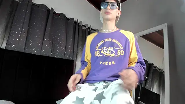 Snapshot of NovaaWheler chatting on November 17, 7:41 pm NovaaWheler online show from November 17, 7:41 pm