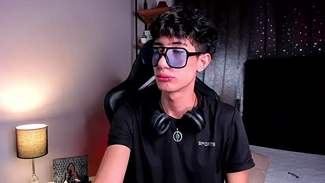 Snapshot of NovaaWheler chatting on November 22, 7:02 pm NovaaWheler online show from November 22, 7:02 pm