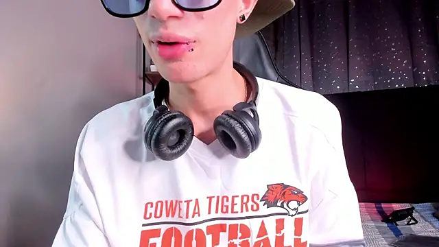 Snapshot of NovaaWheler chatting on December 3, 6:17 pm NovaaWheler online show from December 3, 6:17 pm