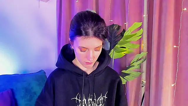 roxy riot  online show from February 15, 4:25 am