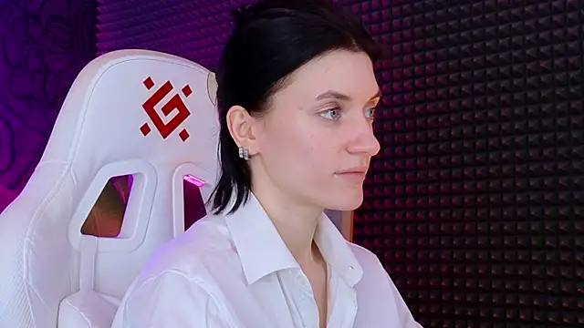 roxy riot  online show from March 16, 9:05 am