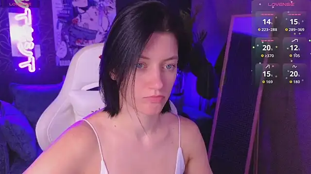 roxy riot  online show from April 4, 1:26 am