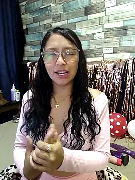 Snapshot of isabella_beauty_01 chatting on February 15, 1:05 pm isabella beauty 01 online show from February 15, 1:05 pm