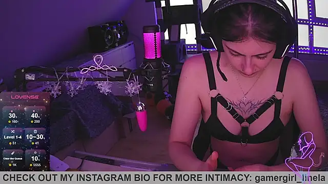 Snapshot of Gamergirl-Linela chatting on November 9, 2:04 pm Gamergirl-Linela online show from November 9, 2:04 pm