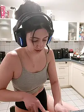 Snapshot of Gamergirl-Linela chatting on November 21, 6:17 pm Gamergirl-Linela online show from November 21, 6:17 pm