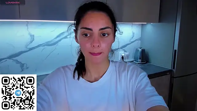 Snapshot of EmiliaZen chatting on June 15, 7:05 pm EmiliaZen online show from June 15, 7:05 pm