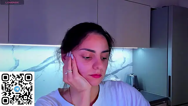 Snapshot of EmiliaZen chatting on June 23, 5:33 pm EmiliaZen online show from June 23, 5:33 pm
