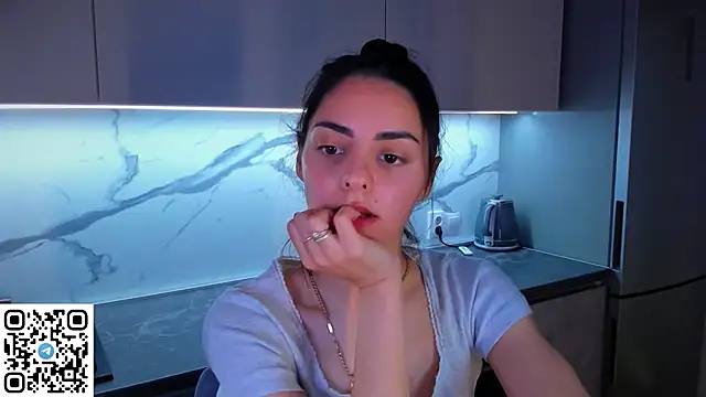 Snapshot of EmiliaZen chatting on June 24, 8:41 pm EmiliaZen online show from June 24, 8:41 pm