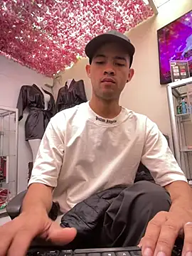 Snapshot of Twink_X chatting on February 17, 2:04 pm Twink X online show from February 17, 2:04 pm