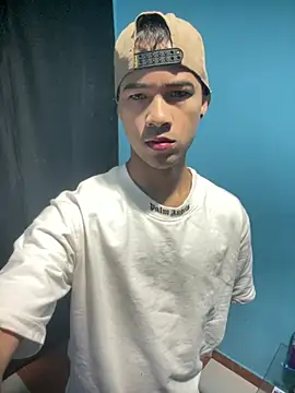 Snapshot of Twink_X chatting on February 17, 11:53 pm Twink X online show from February 17, 11:53 pm