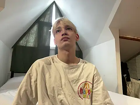 Snapshot of Julian_wins chatting on February 12, 7:44 am Julian wins online show from February 12, 7:44 am