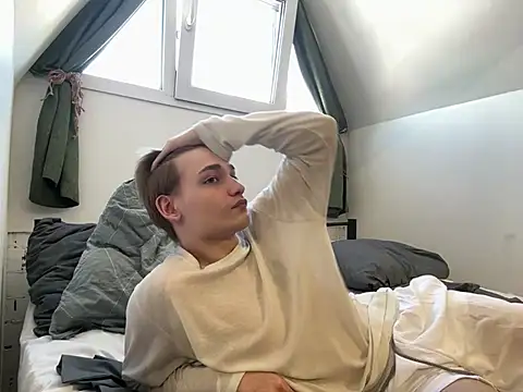 Snapshot of Julian_wins chatting on February 25, 5:52 am Julian wins online show from February 25, 5:52 am