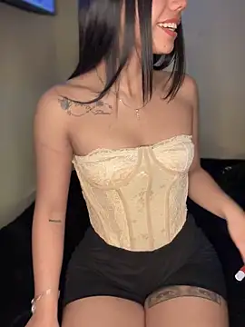 Snapshot of Laura-Khalifa chatting on October 18, 5:21 am Laura-Khalifa online show from October 18, 5:21 am