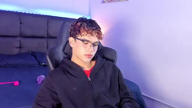 Aiiden 15 online show from October 17, 12:08 pm