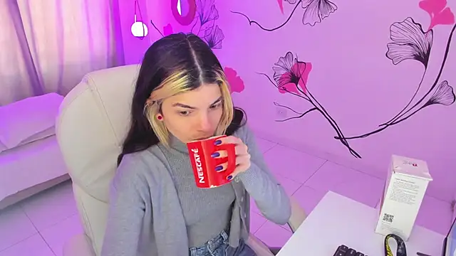 Isabela Fiorelli online show from November 21, 1:32 pm