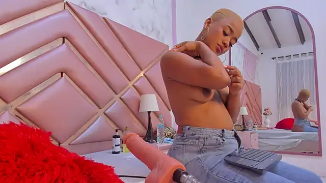 Snapshot of AgathaBladee chatting on November 16, 1:55 am AgathaBladee online show from November 16, 1:55 am