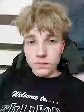 Snapshot of And25bn chatting on October 4, 10:19 pm And25bn online show from October 4, 10:19 pm