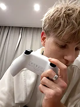 Snapshot of And25bn chatting on October 22, 1:50 am And25bn online show from October 22, 1:50 am