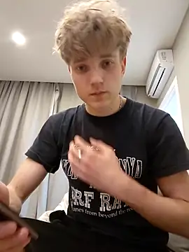 Snapshot of And25bn chatting on October 25, 4:24 pm And25bn online show from October 25, 4:24 pm