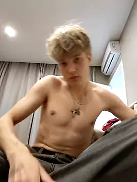 Snapshot of And25bn chatting on November 5, 7:14 pm And25bn online show from November 5, 7:14 pm