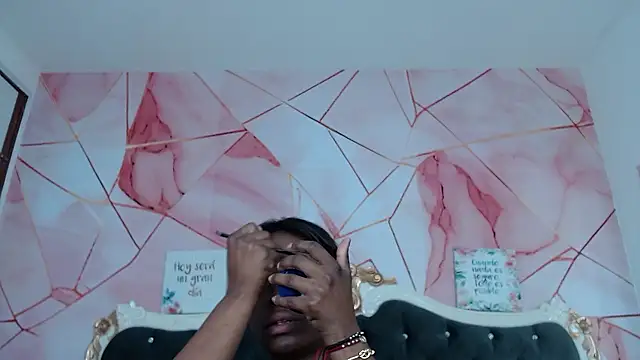 Snapshot of LindaBird chatting on January 8, 8:33 pm LindaBird online show from January 8, 8:33 pm