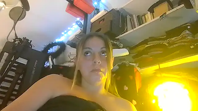 Snapshot of ShysluutGia chatting on July 5, 7:48 am ShysluutGia online show from July 5, 7:48 am