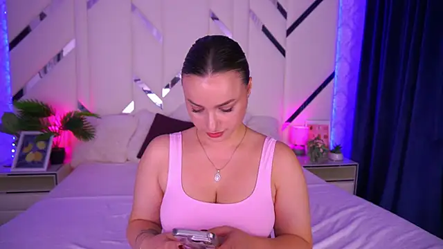 LindsieGreyy online show from October 5, 7:07 am