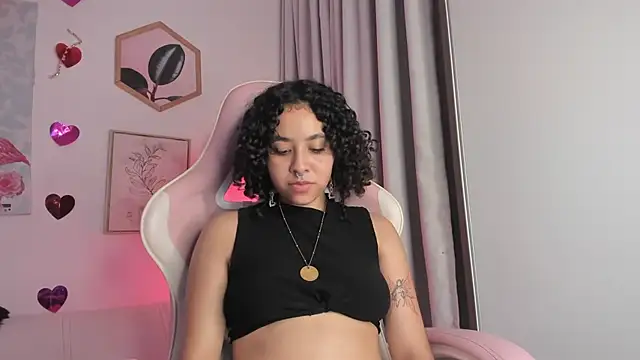 Snapshot of Dhalila_ chatting on February 18, 7:43 am Dhalila online show from February 18, 7:43 am