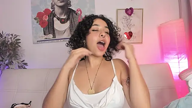 Snapshot of Dhalila_ chatting on February 22, 1:33 am Dhalila online show from February 22, 1:33 am