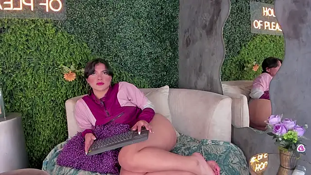 Snapshot of emmiily_z chatting on February 17, 7:42 pm emmiily z online show from February 17, 7:42 pm