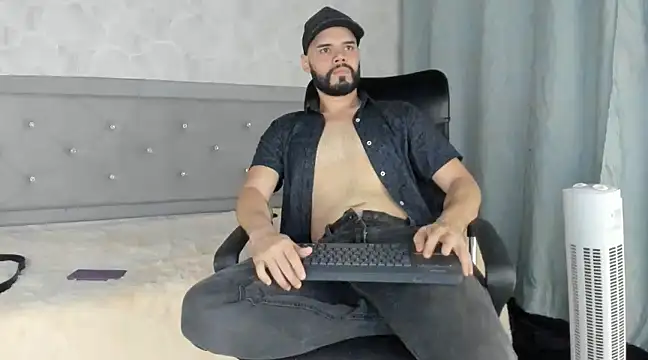 Luke Diaz7 online show from February 21, 12:05 am