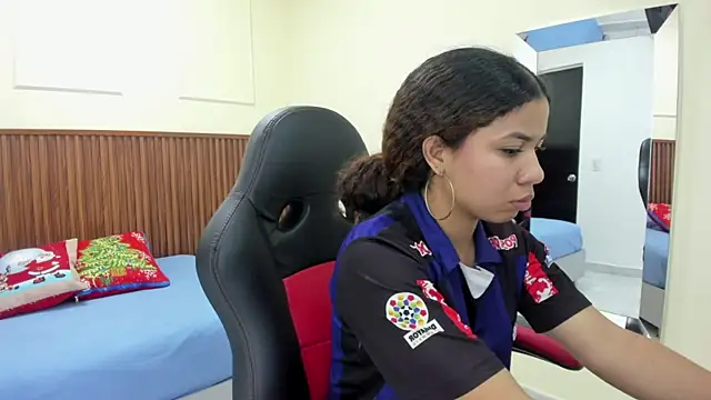 MELINAMARTINS online show from December 16, 7:30 pm