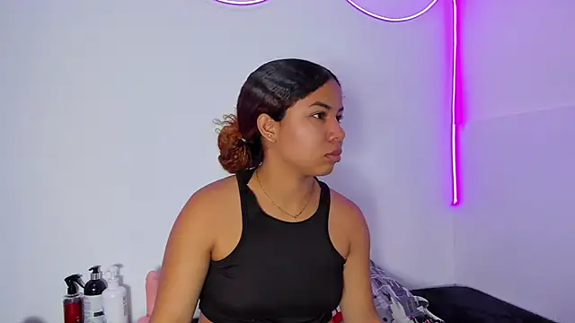 MELINAMARTINS online show from February 4, 8:47 pm