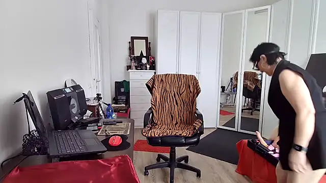 Chanel Noire online show from March 30, 1:45 pm