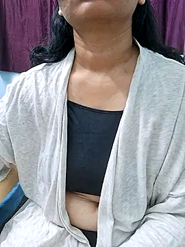 Snapshot of Jassi_Does chatting on February 27, 2:21 pm Jassi Does online show from February 27, 2:21 pm