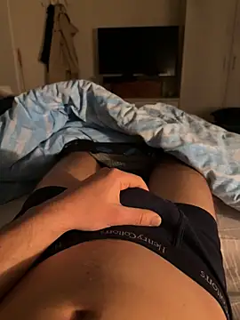 Manuhot001 online show from April 5, 10:51 pm