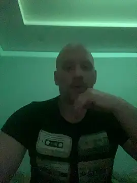 Krzysiekg123 online show from December 19, 7:21 pm