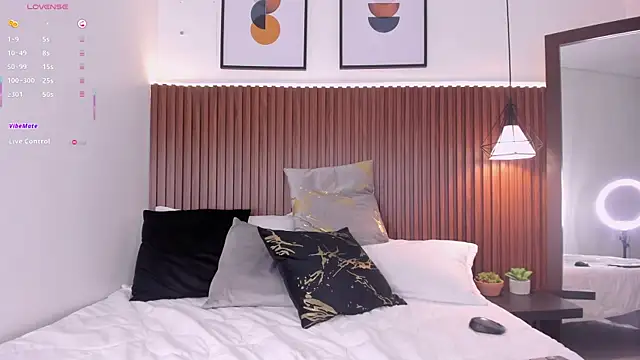 julietaevanns online show from March 6, 5:46 am