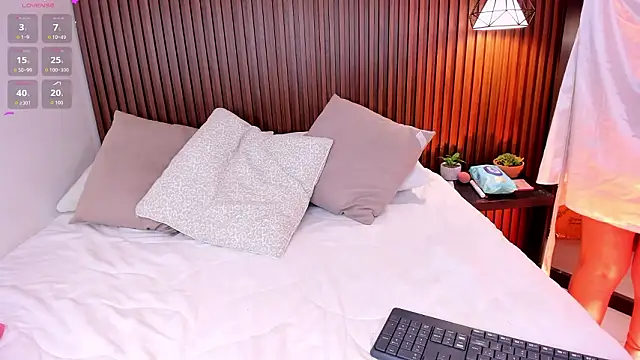 julietaevanns online show from February 3, 6:40 am