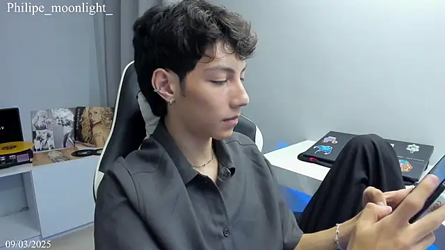 philipe moonlight  online show from March 10, 1:56 am