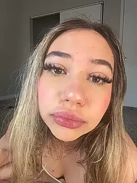 Snapshot of angelicasn0w chatting on February 20, 2:39 pm angelicasn0w online show from February 20, 2:39 pm