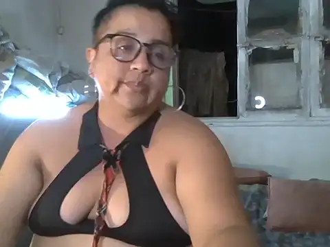 Snapshot of erinadarling79 chatting on February 15, 1:21 am erinadarling79 online show from February 15, 1:21 am