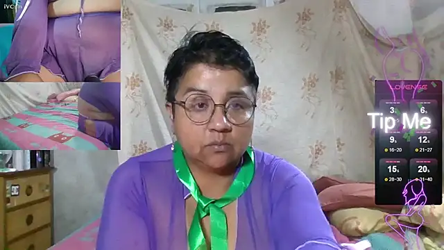 Snapshot of erinadarling79 chatting on October 11, 2:33 am erinadarling79 online show from October 11, 2:33 am