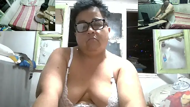 Snapshot of erinadarling79 chatting on February 13, 12:17 am erinadarling79 online show from February 13, 12:17 am