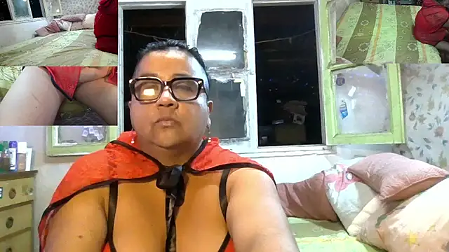 Snapshot of erinadarling79 chatting on February 21, 12:55 am erinadarling79 online show from February 21, 12:55 am