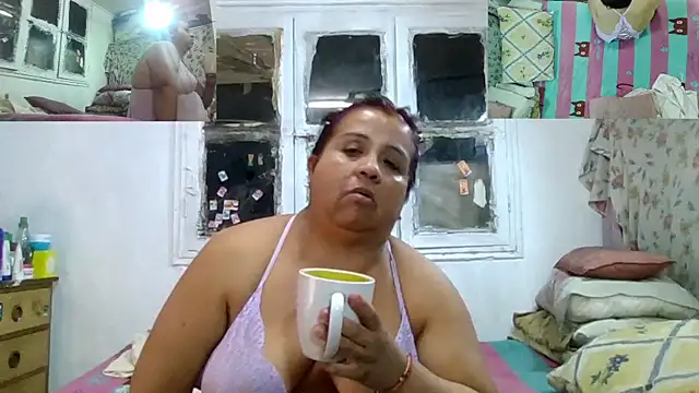 Snapshot of erinadarling79 chatting on April 19, 2:55 am erinadarling79 online show from April 19, 2:55 am