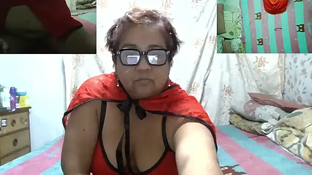 Snapshot of erinadarling79 chatting on May 17, 3:15 am erinadarling79 online show from May 17, 3:15 am
