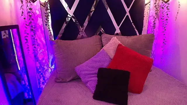 Snapshot of charlotte_bluee chatting on February 1, 6:17 pm charlotte bluee online show from February 1, 6:17 pm